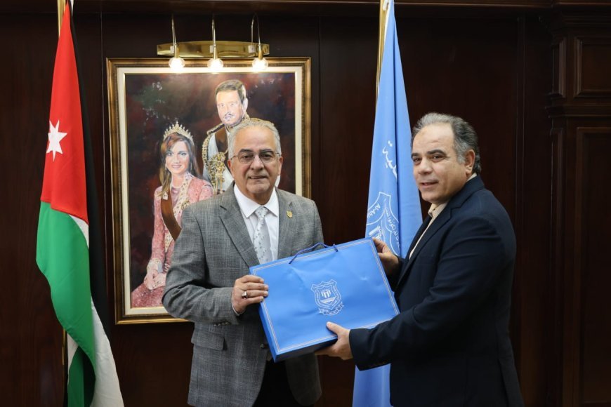 Una delegación de la Fundación Mensaje de Paz Global se reúne con el rector de la Universidad Privada de Amán para promover los valores de misericordia y tolerancia entre los jóvenes