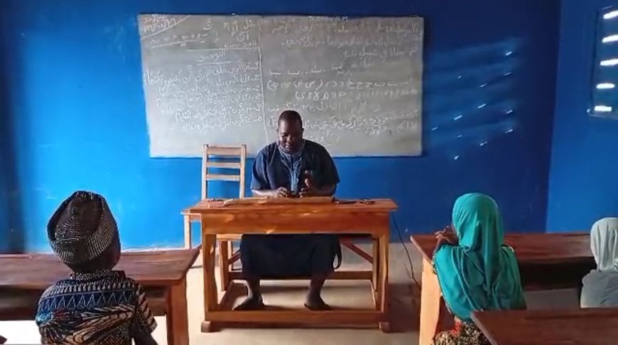 EN VIDEO Y FOTOS: Una lección educativa en Benín sobre el artículo del pensador Ali Al-Shurafa: "La Sunna del Profeta son acciones, no palabras"