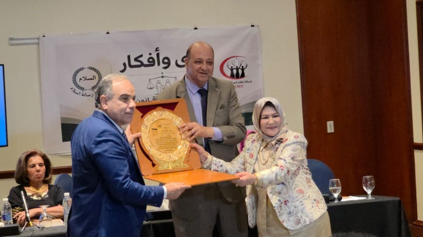 La Red de Medios de la Mujer Árabe homenajea a Ali Al-Shurafa Al-Hammadi y le otorga el Escudo de la Excelencia