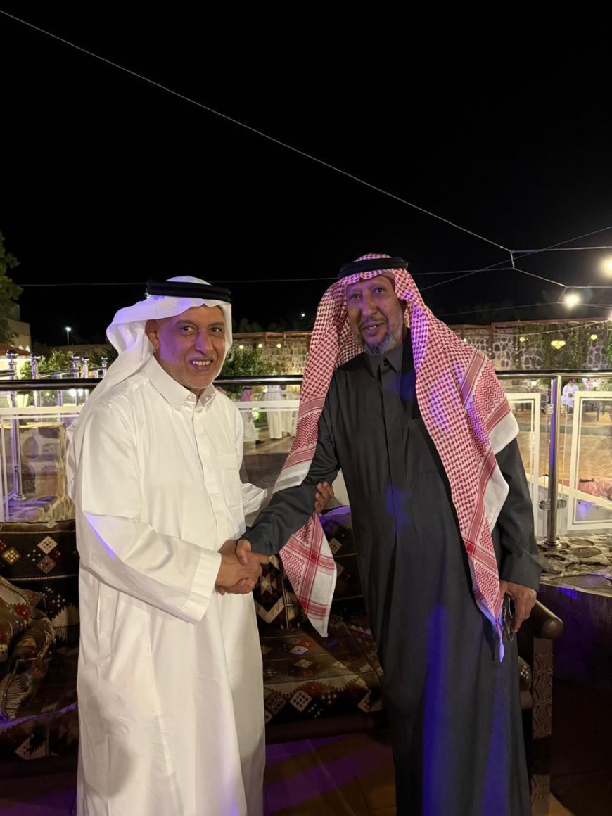Distribución de las obras del pensador Ali Al-Shurafa a peregrinos de todo el mundo