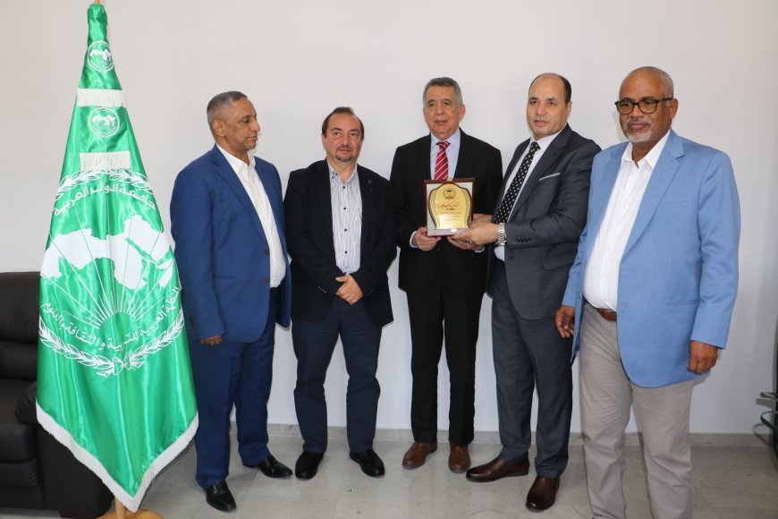 Delegación de la Fundación Mensaje de la Paz Mundial obsequia al director de la oficina de la "ALECSO" una selección de obras de los Shurafa Al-Hammadi