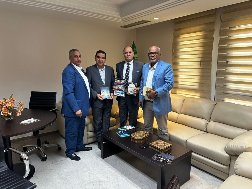 La Fundación Mensaje de la Paz obsequia al director del Departamento de Ciencia e Investigación Científica de la "ALECSO" las publicaciones de la Biblioteca Digital de los Shurafa Al-Hammadi y del Centro Árabe