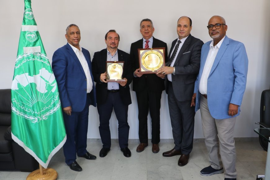 La Fundación Mensaje de la Paz entrega al director de la oficina de la "ALECSO" las placas conmemorativas de la Biblioteca Digital de los Shurafa Al-Hammadi y del Centro Árabe