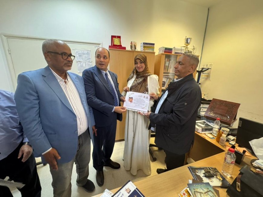 La delegación de "Mensaje de Paz" homenajea a la Dra. Moufida El Daizi y le otorga el certificado de incorporación a la "Biblioteca Digital Al-Shorafa Al-Hammadi"