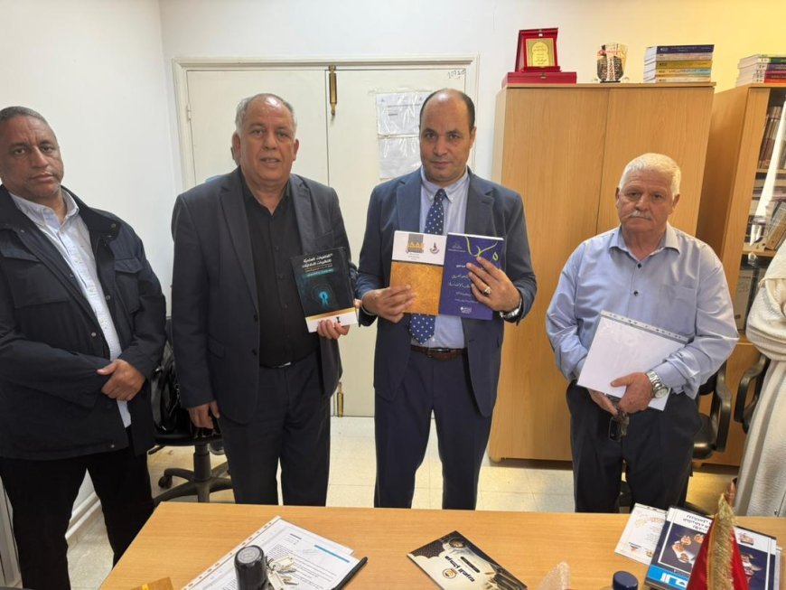 El Dr. Mehrez Boudia recibe el certificado de incorporación a la "Biblioteca Digital Al-Shorafa Al-Hammadi" de manos de la delegación de "Mensaje de Paz" en Túnez