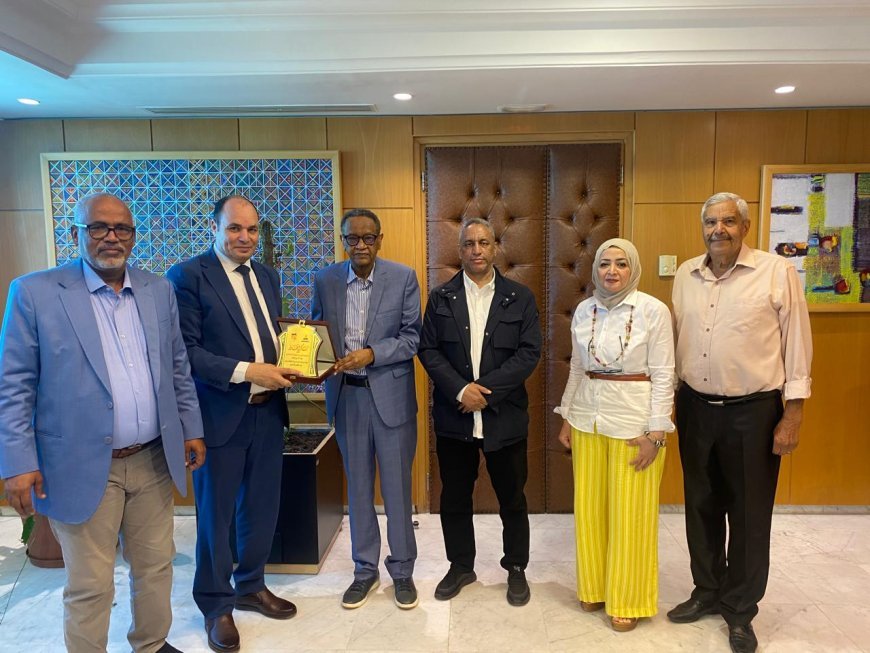 El director de radio de la ASBU recibe una colección de obras del pensador Ali Al-Shurafa Al-Hammadi.