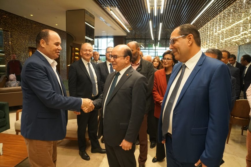 Una delegación de la Fundación Mensaje de Paz se reunió con el Ministro de Turismo de Túnez, a quien Al-Sharif informó sobre los objetivos de la Fundación y el Centro Árabe.