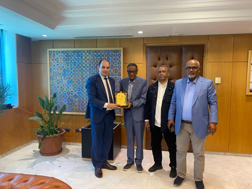 El Director General de la ASBU elogia el proyecto ilustrado del pensador Ali Al-Shurafa Al-Hammadi y las actividades de "Mensaje de Paz"