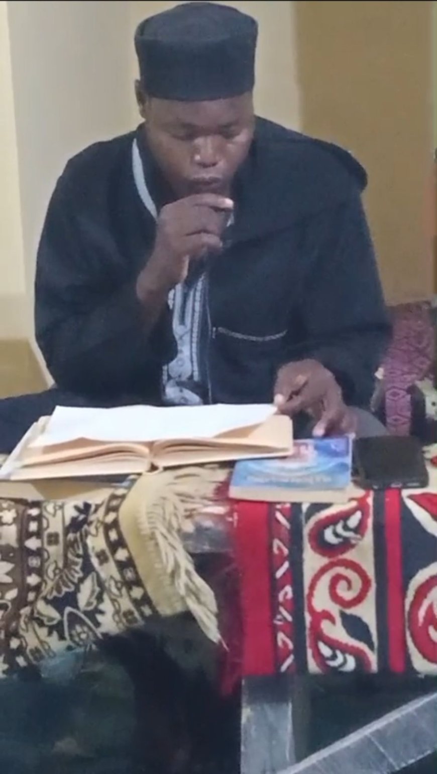 Una lección educativa en la mezquita Al-Anwar en Níger sobre el artículo del pensador Ali Al-Shurafa: "Los rituales del Hajj en el Corán: una invitación a la reflexión y a seguir el Corán