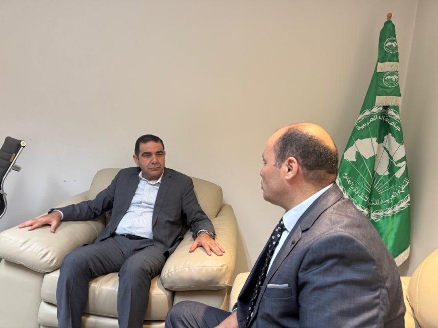 Vea en video.. La Fundación Mensaje de Paz obsequia al Director del Departamento de Ciencias de "ALECSO" las publicaciones de la Biblioteca Digital de Al-Shurafa Al-Hammadi