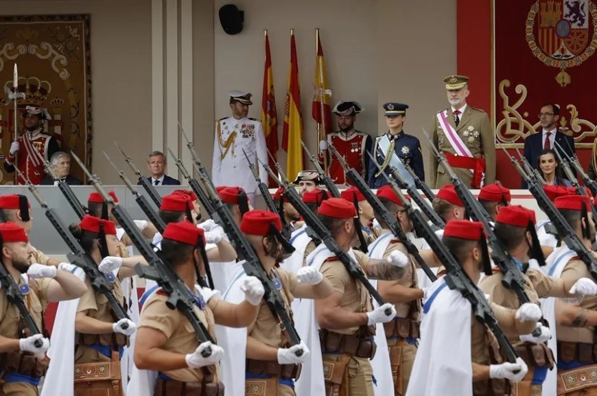 Vigo arropa a las Fuerzas Armadas en un desfile deslucido sin aviones ni paracaidistas