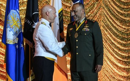 El general de división Musallam Al Rashidi recibe la Medalla del Mando de Operaciones Especiales de Estados Unidos