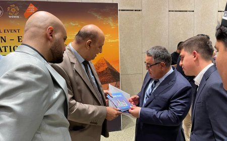 El presidente de la Junta Directiva de la Fundación Mensaje de Paz obsequia copias del libro "El Mensaje del Islam" del pensador Ali Al-Shurafa al director del Centro de la Civilización Islámica de Uzbekistán
