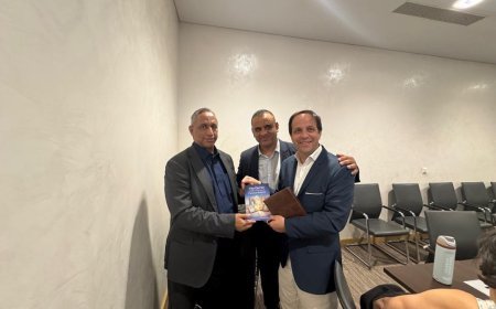 El Director de la Universidad para la Paz de la ONU recibe un ejemplar del libro "El Corán testifica la validez de la fe cristiana" del pensador árabe Ali Al-Shurafa