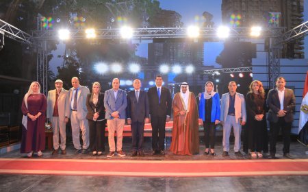 El presidente de la Academia Sadat y el gobernador de El Cairo condecoran al asesor de medios Mohamed Fathy El-Sherif y a un destacado grupo de periodistas y comunicadores