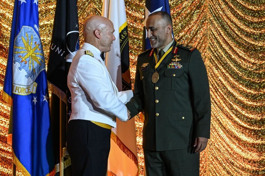 El general de división Musallam Al Rashidi recibe la Medalla del Mando de Operaciones Especiales de Estados Unidos
