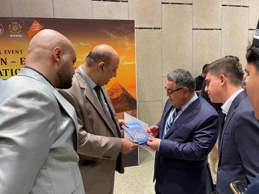 El presidente de la Junta Directiva de la Fundación Mensaje de Paz obsequia copias del libro "El Mensaje del Islam" del pensador Ali Al-Shurafa al director del Centro de la Civilización Islámica de Uzbekistán