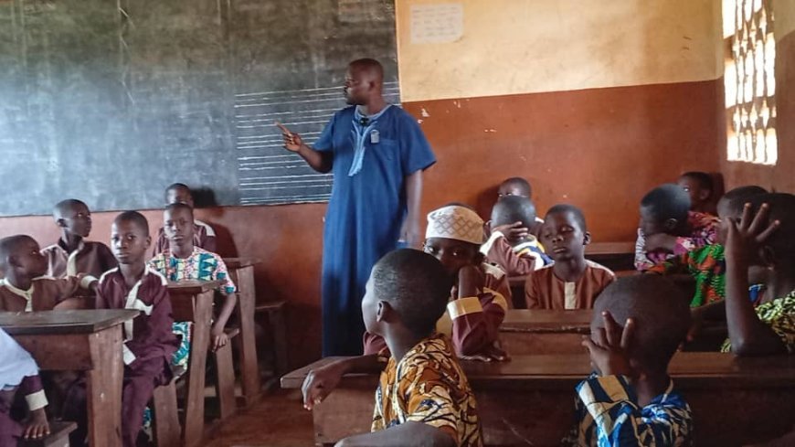 En video y fotos: Una clase educativa en el Centro Iqra de Benín analiza el artículo del pensador Ali Al-Shurafa: "Cada alma es rehén de lo que ha ganado"