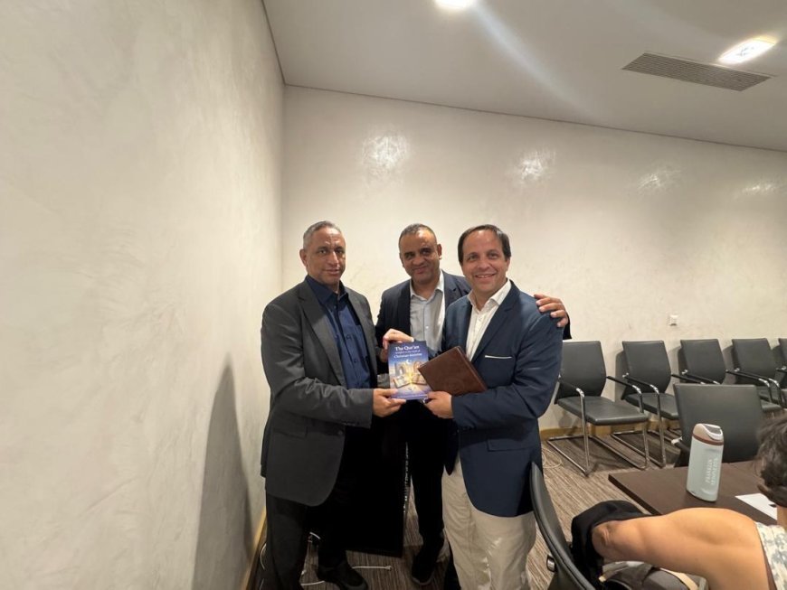 El Director de la Universidad para la Paz de la ONU recibe un ejemplar del libro "El Corán testifica la validez de la fe cristiana" del pensador árabe Ali Al-Shurafa