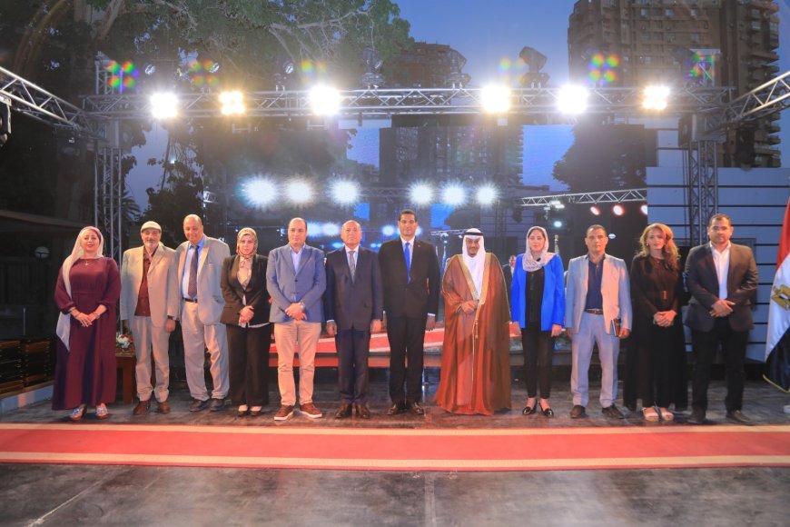 El presidente de la Academia Sadat y el gobernador de El Cairo condecoran al asesor de medios Mohamed Fathy El-Sherif y a un destacado grupo de periodistas y comunicadores
