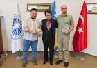 El Dr. Hassan Hammad visita la Universidad Internacional Moderna de Sarajevo y obsequia a altos directivos de la universidad ejemplares de las obras del pensador árabe Ali Al-Shurafa