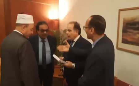 EN VIDEO] El excandidato presidencial y presidente de la Unión de Editores Egipcios, Sr. Farid Zahran, visita el pabellón de la Fundación "Mensaje de Paz Mundial" en la Feria Internacional del Libro de la Biblioteca de Alejandría