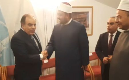 EN VIDEO] El Dr. Ahmed Nabawy Ahmed Makhlouf, Secretario General del Consejo Supremo de Asuntos Islámicos, visita el pabellón de la Fundación "Mensaje de Paz Mundial" en la Feria del Libro de la Biblioteca de Alejandría