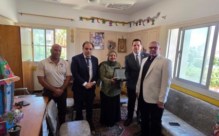 Al margen de la Feria Internacional del Libro de Alejandría: El Director de la Fundación "Mensaje de Paz Mundial" visita la Dirección Educativa de Al-Amriya