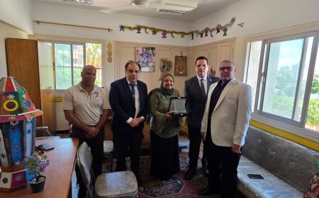 Al margen de la Feria Internacional del Libro de Alejandría: El Director de la Fundación Mensaje de Paz Global visita la Dirección Educativa de Al-Amriya