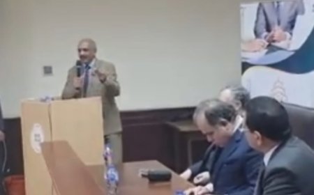 El Dr. Abdel-Radi Radwan, en el primer seminario de la Fundación Mensaje de Paz, que coincidió con la Feria Internacional del Libro de la Biblioteca de Alejandría: