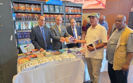 Profesor de Estudios Estratégicos de la Universidad de Bengasi visita el pabellón de la Fundación Mensaje Global de Paz en la Feria del Libro de Alejandría y elogia el pensamiento de Ali Muhammad Al-Shurafa Al-Hammadi