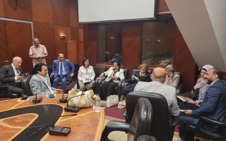 Distribución de las obras del pensador Al-Shurafa a altos funcionarios y figuras públicas en la Feria Internacional del Libro de Alejandría