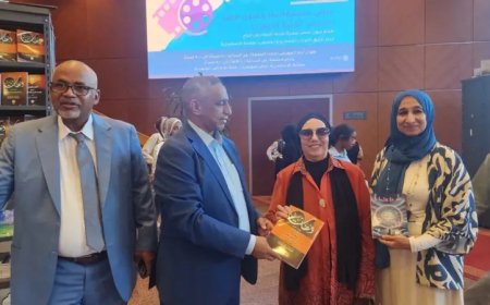 Los directores de las oficinas de la Fundación Global Mensaje de la Paz en Mauritania y España visitan el pabellón de la fundación en la Feria Internacional del Libro de Alejandría