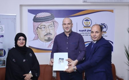 La Biblioteca Digital de Al-Shurafa Al-Hammadi homenajea a miembros del Club Al-Ahly y les otorga su membresía durante el inicio de su segunda temporada cultural