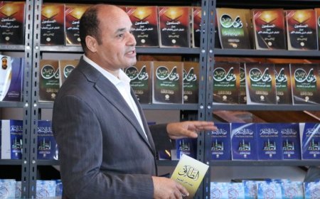 Mohamed Fathi El-Sherif presenta una lectura intelectual de las obras de Ali Mohamed El-Shorafa en la Feria Internacional del Libro de la Biblioteca de Alejandría