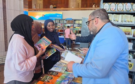 Una delegación de estudiantes sudanesas de Medicina de Alejandría visita el estand de la Fundación "Mensaje de Paz" en la Feria Internacional del Libro de Alejandría