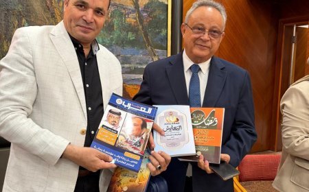 Mohamed Fathy Al-Sharif obsequia las obras de Al-Shurafa Al-Hammadi a Ahmed Zayed en la Feria Internacional del Libro de la Biblioteca de Alejandría