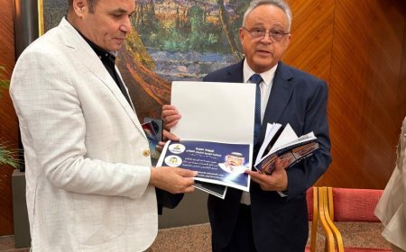 El director de la Biblioteca Digital de Al-Shurafa Al-Hammadi entrega un certificado de membresía al director de la Biblioteca de Alejandría