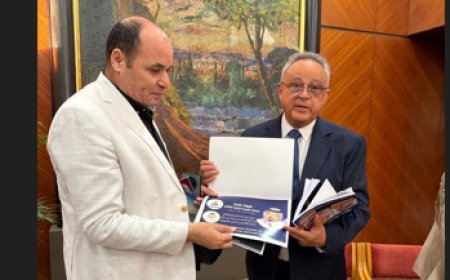 Mohamed Fathy Al-Sharif obsequia su nuevo libro Coexistencia a Ahmed Zayed en la Feria Internacional del Libro de la Biblioteca de Alejandría