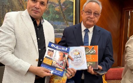 Ahmed Zayed recibe el libro Destellos en el camino de Al-Shurafa Al-Hammadi en la Feria Internacional del Libro de la Biblioteca de Alejandría