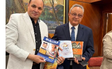 Obsequio al director de la Biblioteca de Alejandría de varios ejemplares de la revista Al-Arab en sus ediciones árabe e internacional