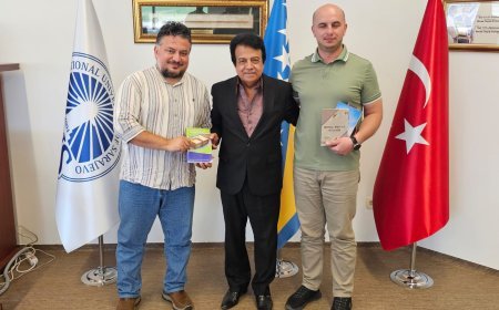 El Dr. Hassan Hammad visita la Universidad Internacional Moderna de Sarajevo y obsequia a altos directivos de la universidad ejemplares de las obras del pensador árabe Ali Al-Shurafa