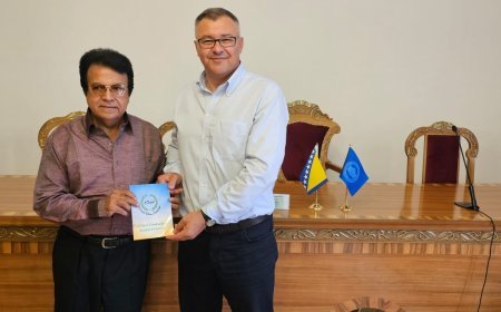 El vicerrector de la Universidad de Sarajevo elogia las obras del pensador Ali Al-Shurafa y da la bienvenida a la cooperación con la Fundación Mensaje de Paz Global para promover la cultura de la paz y el diálogo