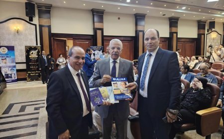 El exministro de Educación Gamal El-Arabi recibe ejemplares de la revista "Al-Arab" y el libro "Glimpses on the Way"