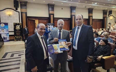El exministro de Educación Gamal El-Arabi recibe ejemplares de la revista "Al-Arab" y el libro "Glimpses on the Way"