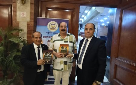 La Biblioteca Digital Al-Shorafa Al-Hammadi obsequia al artista Maged El-Kalaie con las publicaciones del pensador árabe Ali Mohammad Al-Shorafa Al-Hammadi