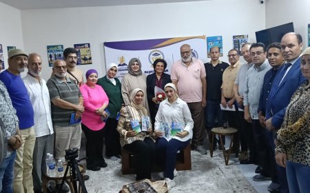 Presentación del libro "El Zakat: Limosna y Préstamo Hermoso" en la actividad de julio de la Biblioteca Digital Al-Shorafa Al-Hammadi, que debatió la novela "El Reino de Faraskur"