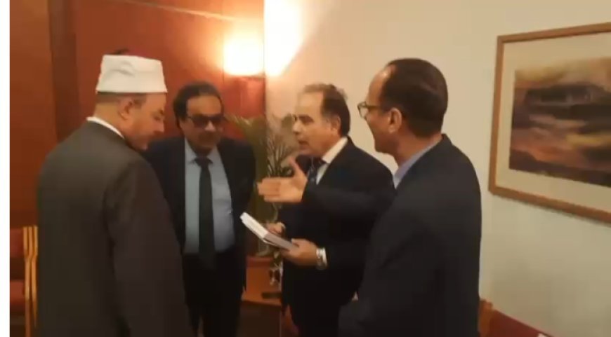 EN VIDEO] El excandidato presidencial y presidente de la Unión de Editores Egipcios, Sr. Farid Zahran, visita el pabellón de la Fundación "Mensaje de Paz Mundial" en la Feria Internacional del Libro de la Biblioteca de Alejandría
