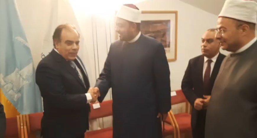 EN VIDEO] El Dr. Ahmed Nabawy Ahmed Makhlouf, Secretario General del Consejo Supremo de Asuntos Islámicos, visita el pabellón de la Fundación "Mensaje de Paz Mundial" en la Feria del Libro de la Biblioteca de Alejandría