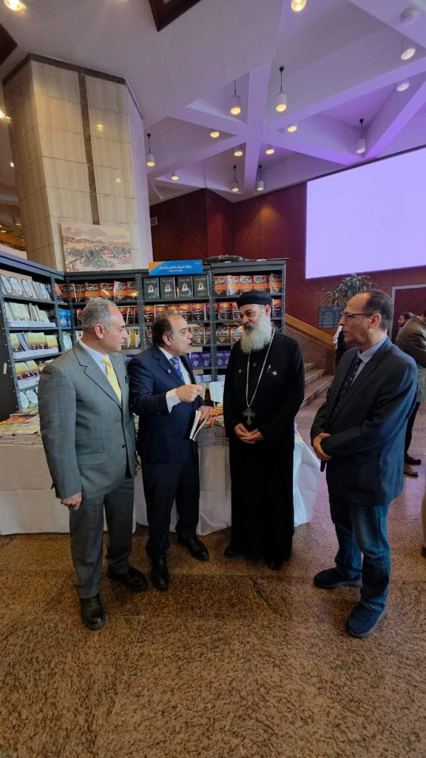El Secretario del Patriarcado de Alejandría y miembro de la Casa de la Familia Egipcia elogia el libro "El Corán testifica la validez de la fe cristiana" del pensador Ali Al-Shurafa, y anuncia su apoyo a la Fundación "Mensaje de Paz Mundial"